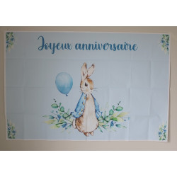Toile de fond personnalisée pour anniversaire thème pierre lapin bleu avec fleurs chez Déco à thème
